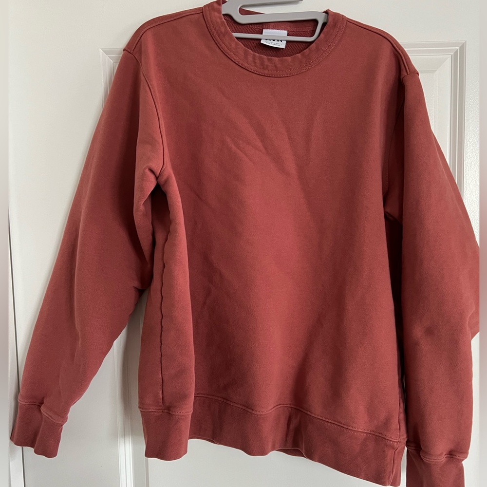 Zara salmon colored crewneck sweatshirt, add some color pop to your outfit!